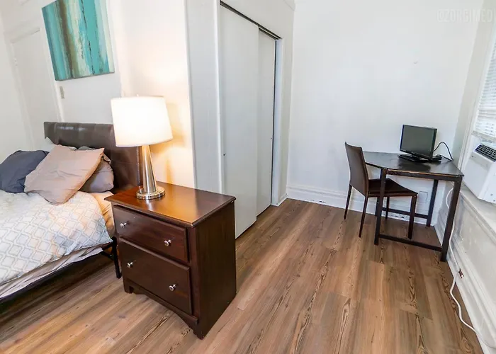 Stylish - 2 Queen Bed - Easy Hospital Access Apartment *